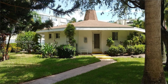 view of front of property with a front yard