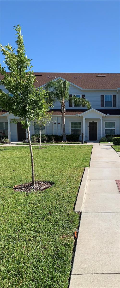 view of front of property featuring a front yard