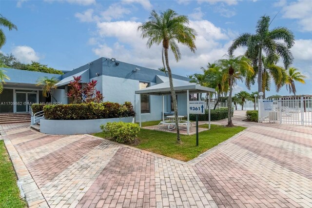 view of front of house featuring a front yard