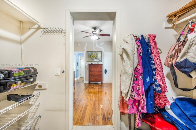 walk in closet featuring hardwood / wood-style floors and ceiling fan