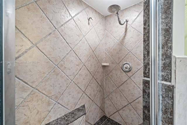 bathroom featuring a tile shower