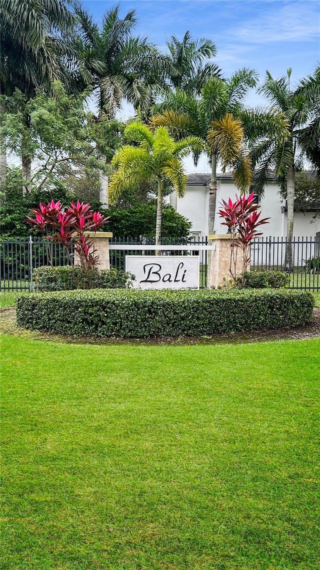 community sign featuring a lawn