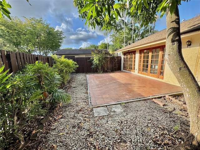 view of yard featuring a patio