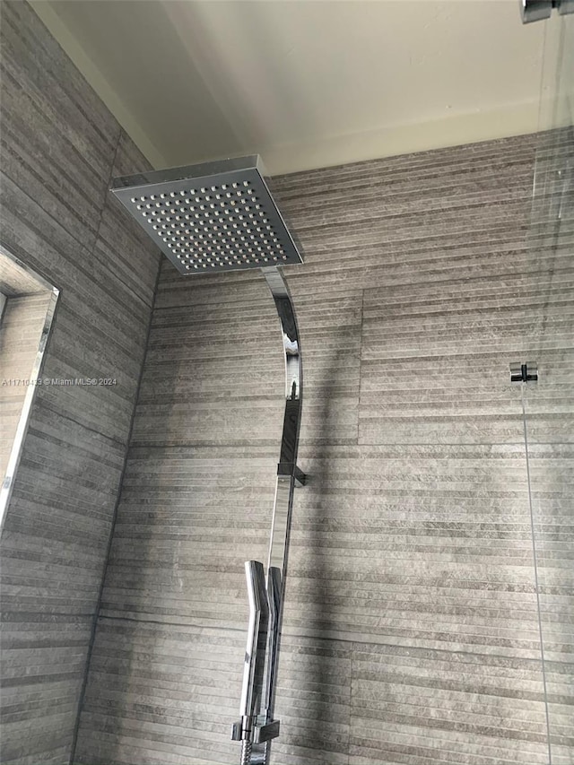 details featuring walk in shower