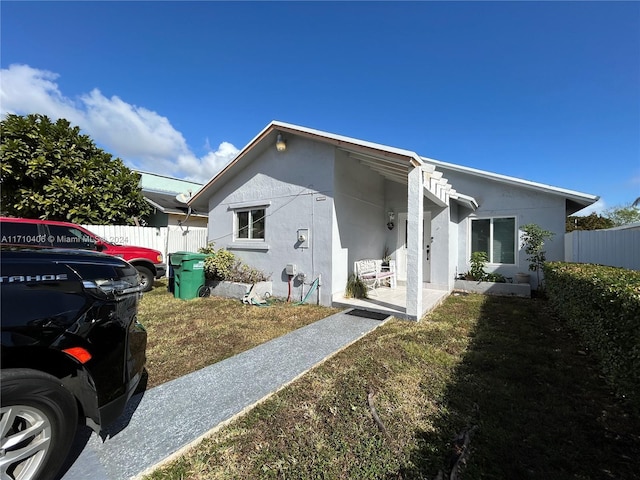 view of front of house featuring a front lawn