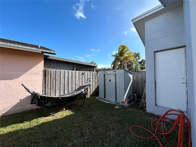 view of yard featuring a shed