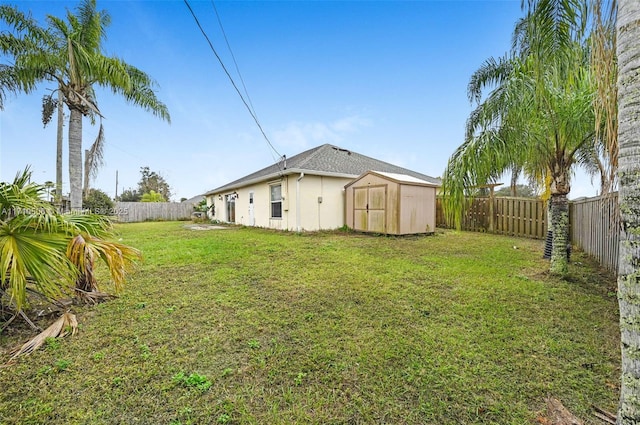 view of yard featuring a shed