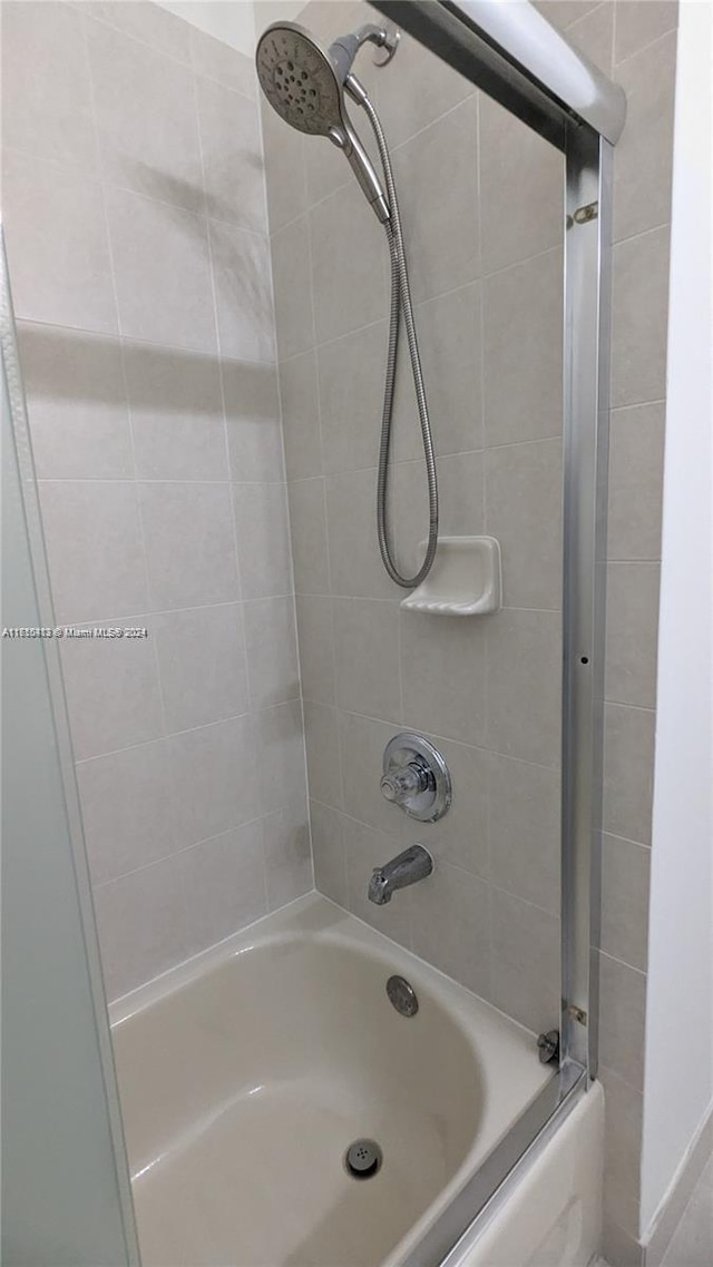 bathroom with tiled shower / bath