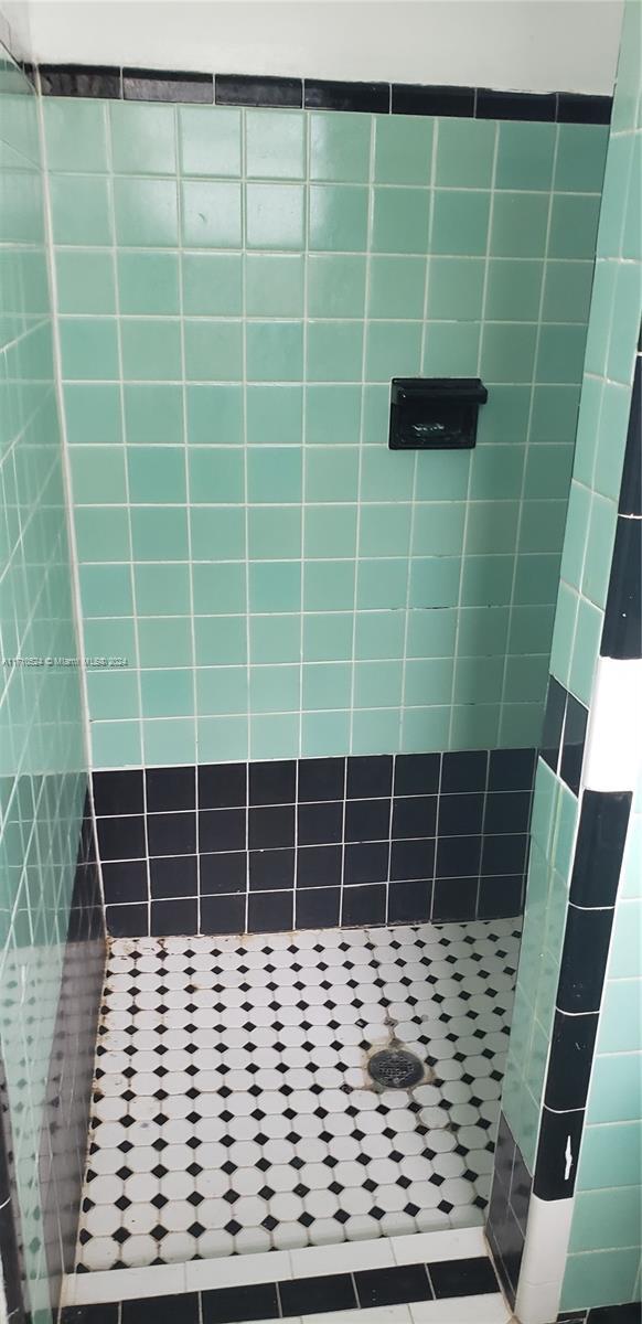 bathroom featuring tiled shower