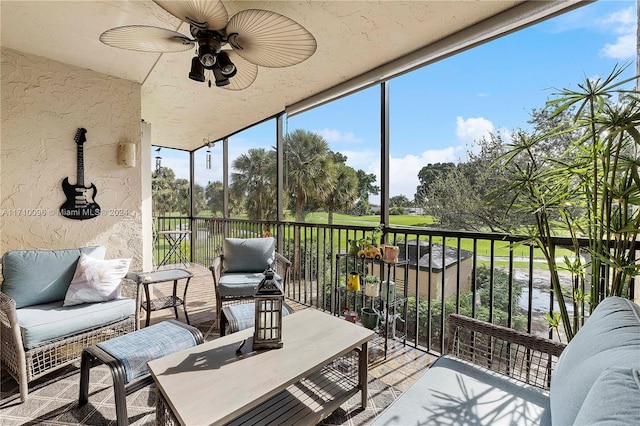 sunroom with ceiling fan