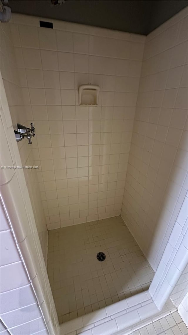 bathroom featuring a tile shower