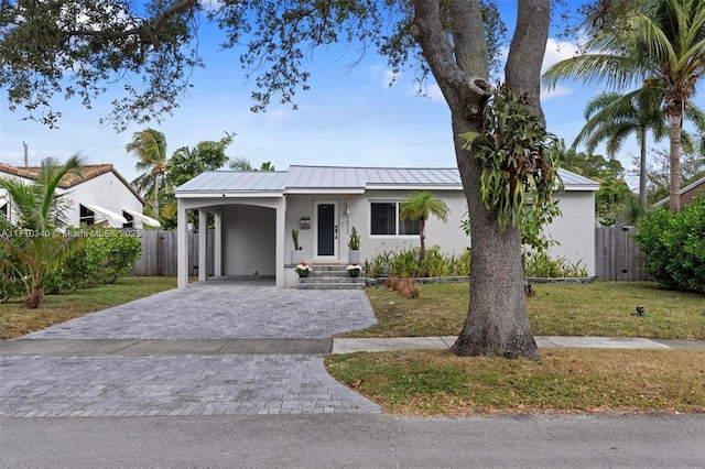 view of front of home featuring a front yard and a carport