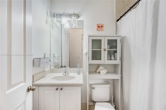 bathroom with a shower with curtain, vanity, and toilet