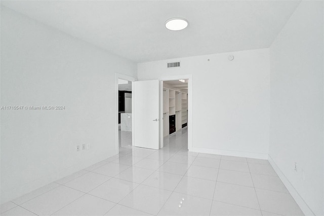 spare room featuring light tile patterned flooring