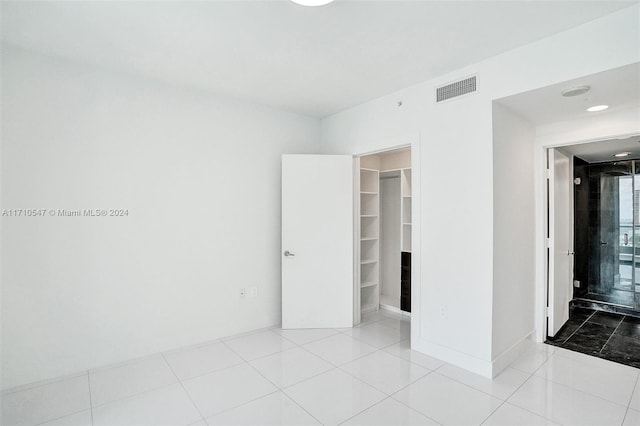 unfurnished room featuring light tile patterned flooring