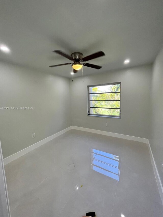 unfurnished room featuring ceiling fan