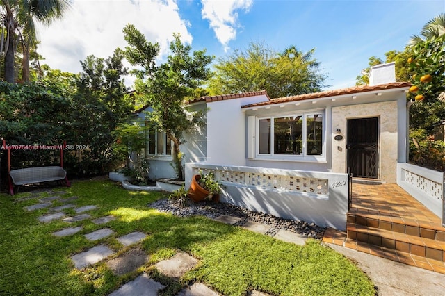 view of front of property with a front yard