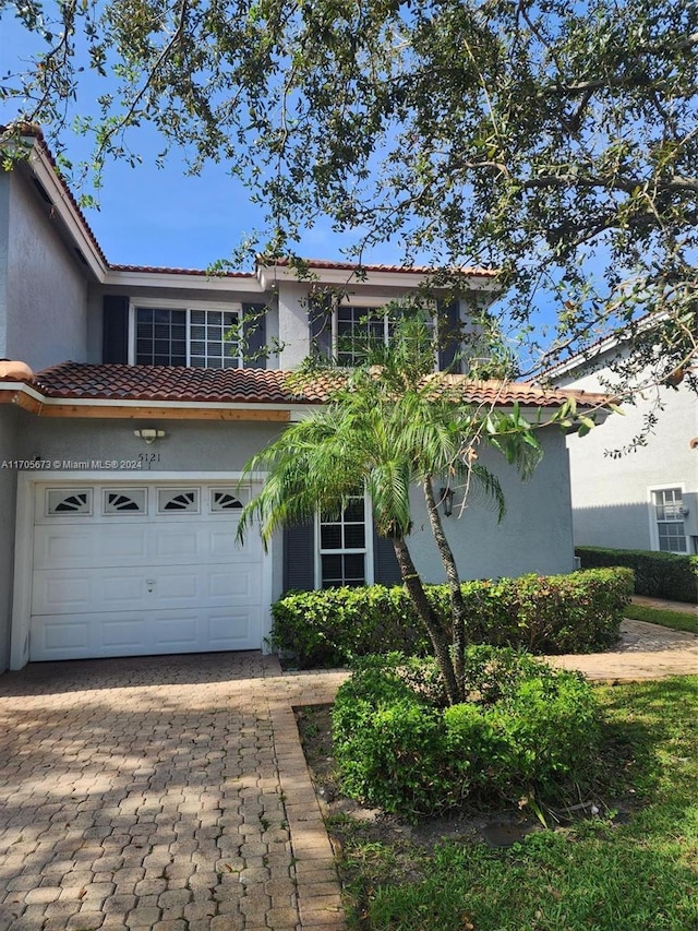 view of front facade featuring a garage