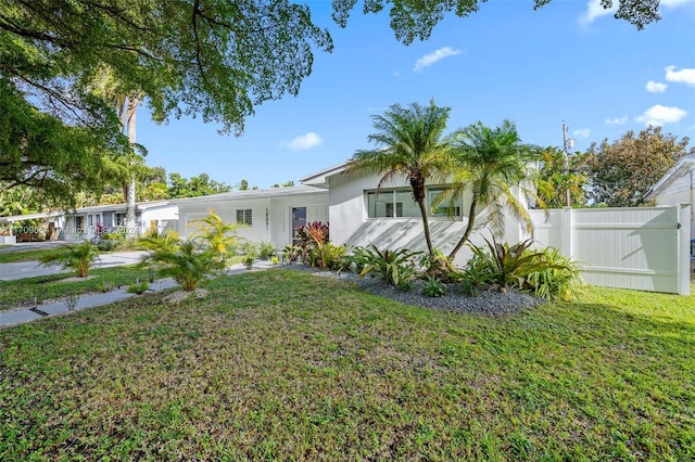 view of front of property with a front yard