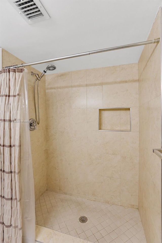 bathroom featuring a shower with shower curtain