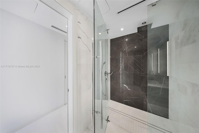 bathroom featuring a tile shower