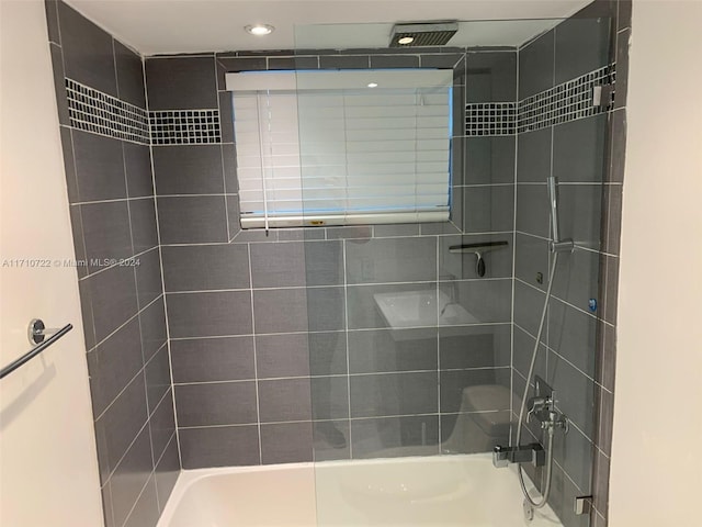 bathroom with tiled shower / bath