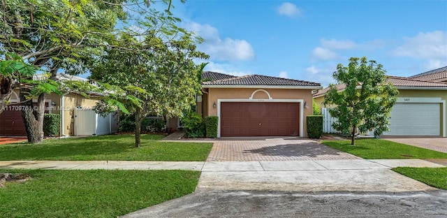 view of front of house featuring a front yard and a garage