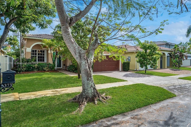 view of front of house featuring a front lawn and a garage