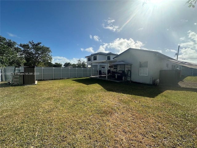 view of yard featuring a pergola