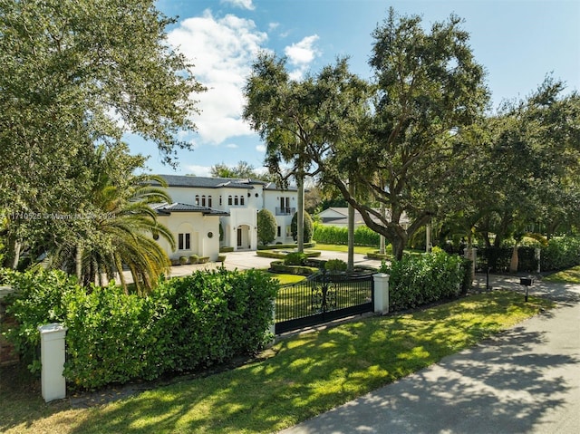 view of front of house featuring a front lawn