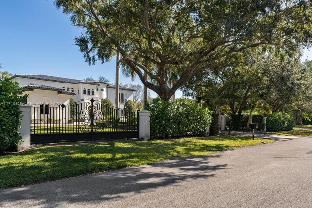 view of front of property featuring a front yard