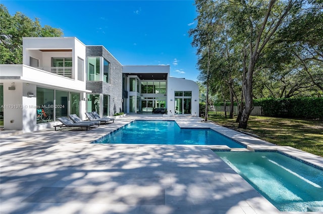 6301 SW 114th St, Pinecrest, FL 33156 - view of pool with a patio and an in-ground hot tub