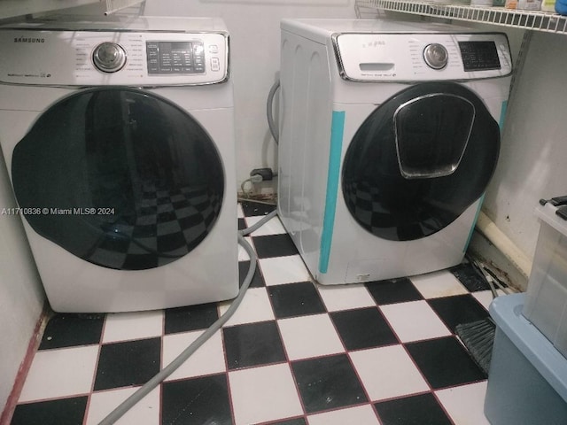 washroom with washing machine and dryer