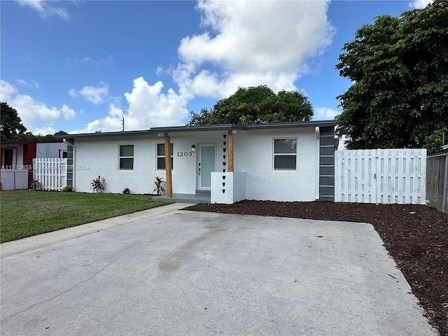 ranch-style home with a front yard