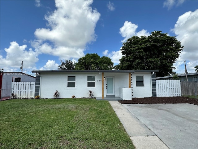 view of front of property featuring a front yard