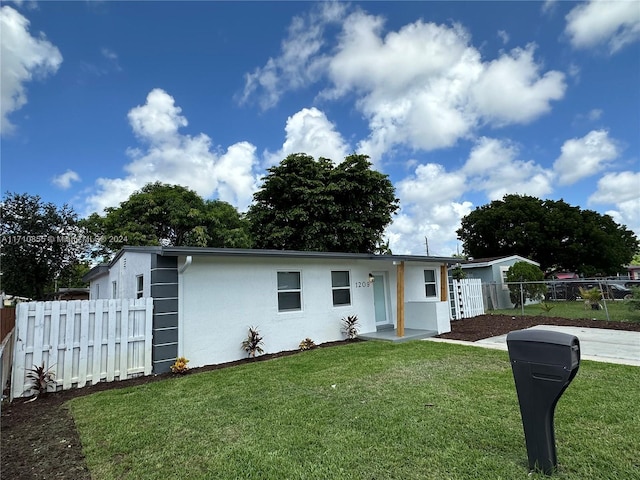 ranch-style home featuring a front lawn