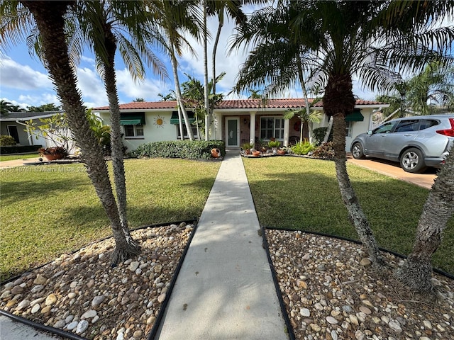 single story home with a front lawn