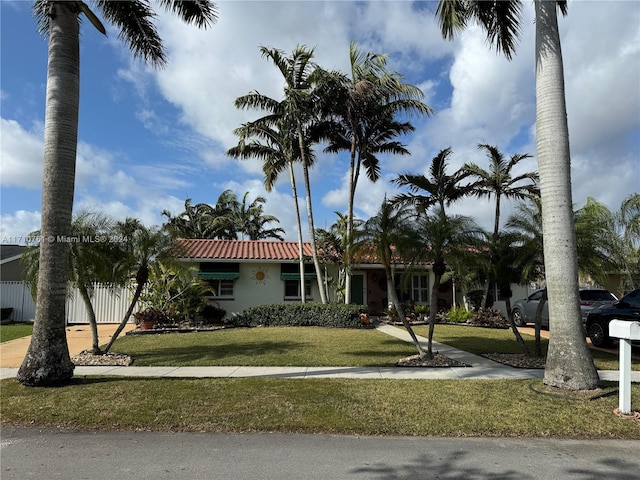 view of front of home featuring a front yard