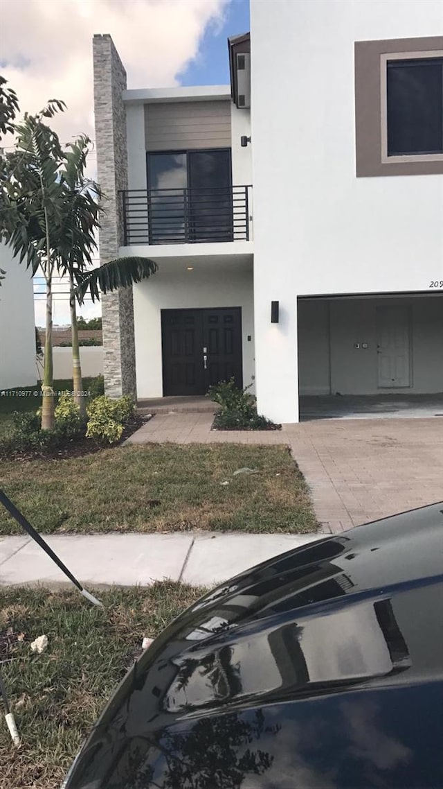 view of front of property featuring a balcony