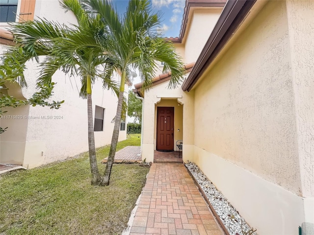 property entrance featuring a yard