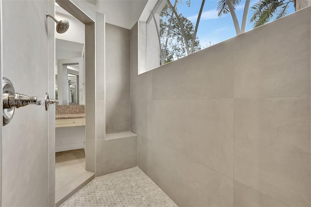 bathroom featuring tiled shower