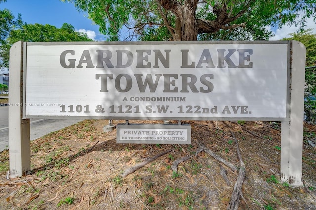 view of community / neighborhood sign