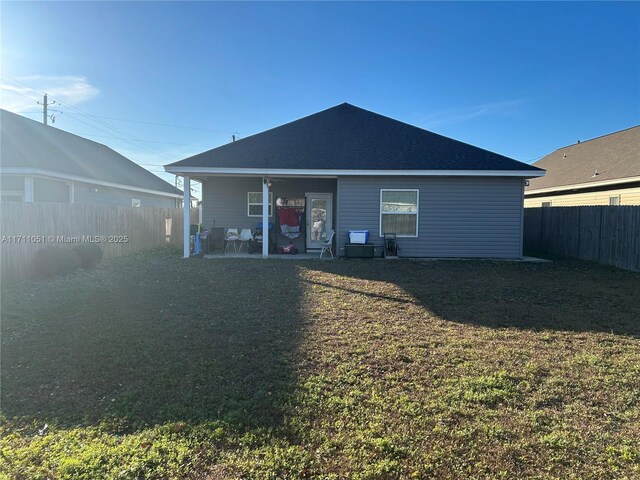 view of front facade with a garage and a front yard