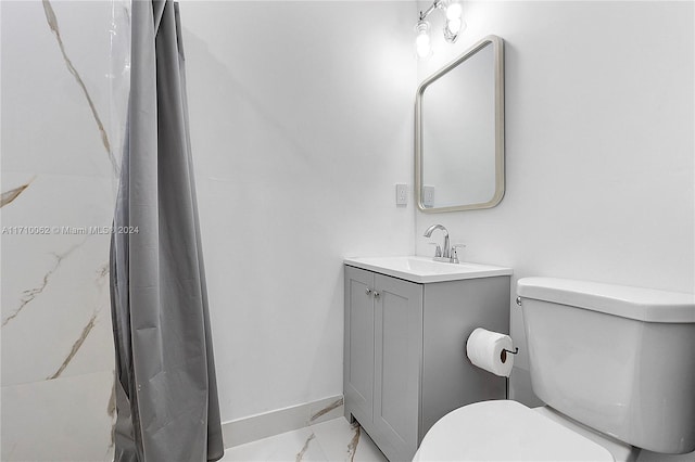 bathroom with a shower with curtain, vanity, and toilet