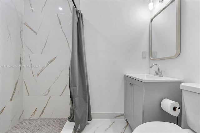 bathroom featuring a shower with shower curtain, vanity, and toilet