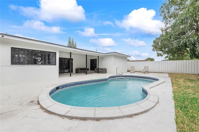 view of pool with outdoor lounge area, ceiling fan, and a patio