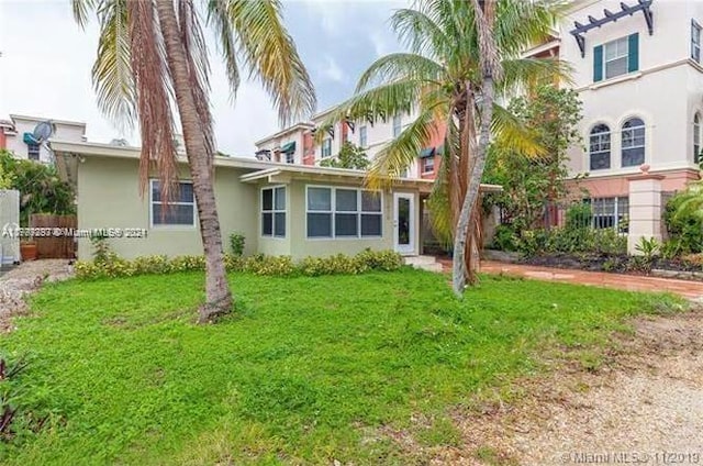 view of front facade featuring a front yard