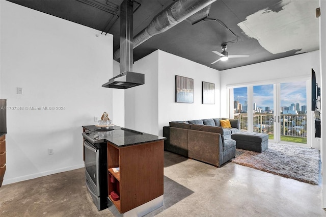 living room featuring concrete flooring and ceiling fan