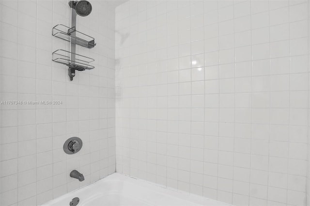 bathroom with tiled shower / bath combo