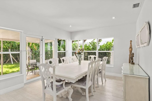 dining area with visible vents, plenty of natural light, light wood-style flooring, and baseboards